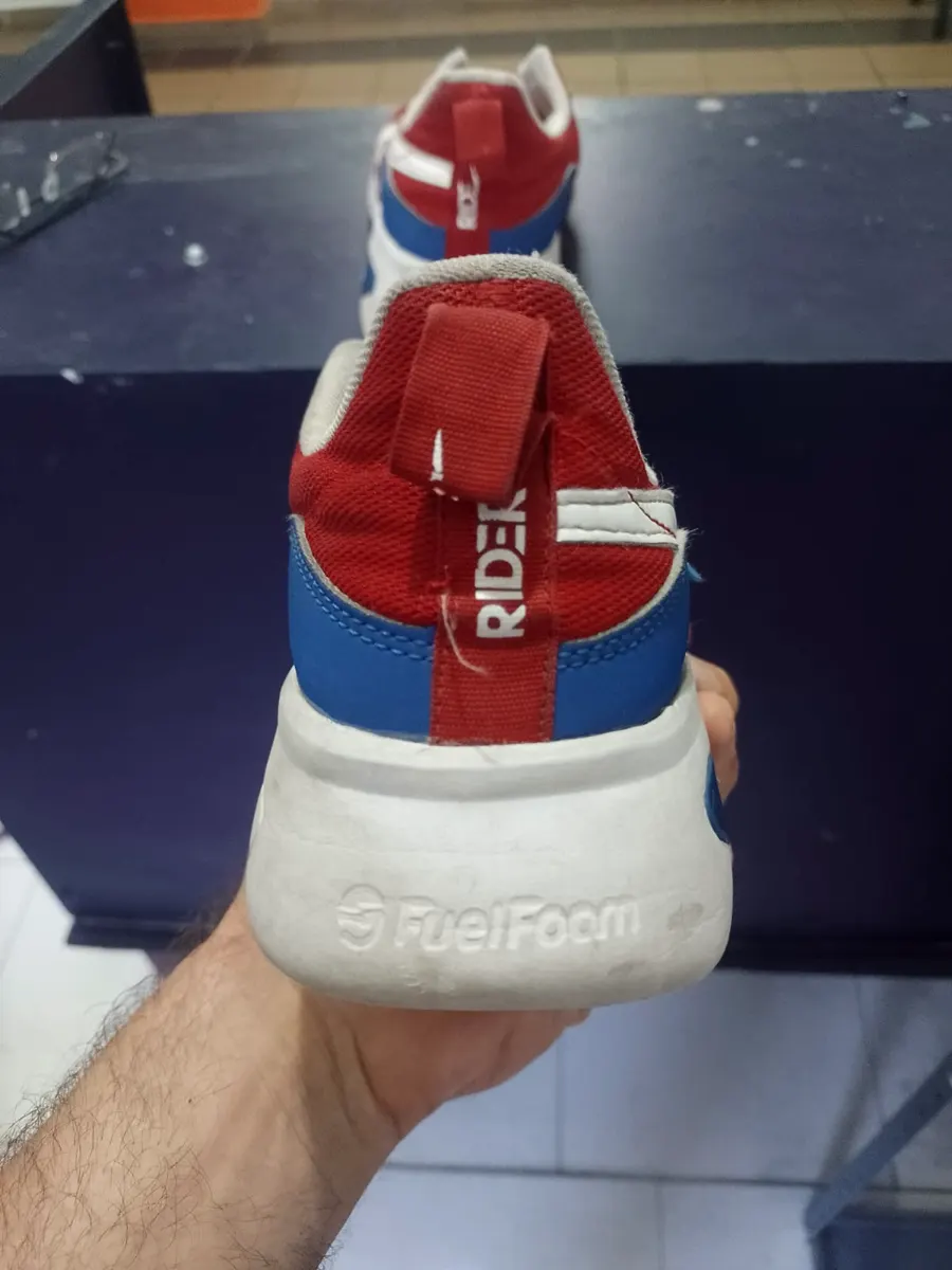 Tenis rojo, blanco y azul, vista del talón