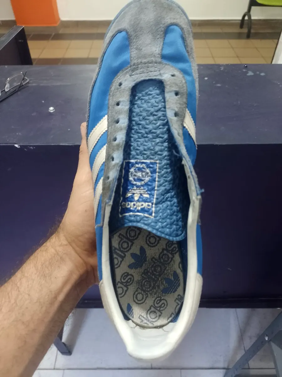 Tenis azules con plantilla limpia