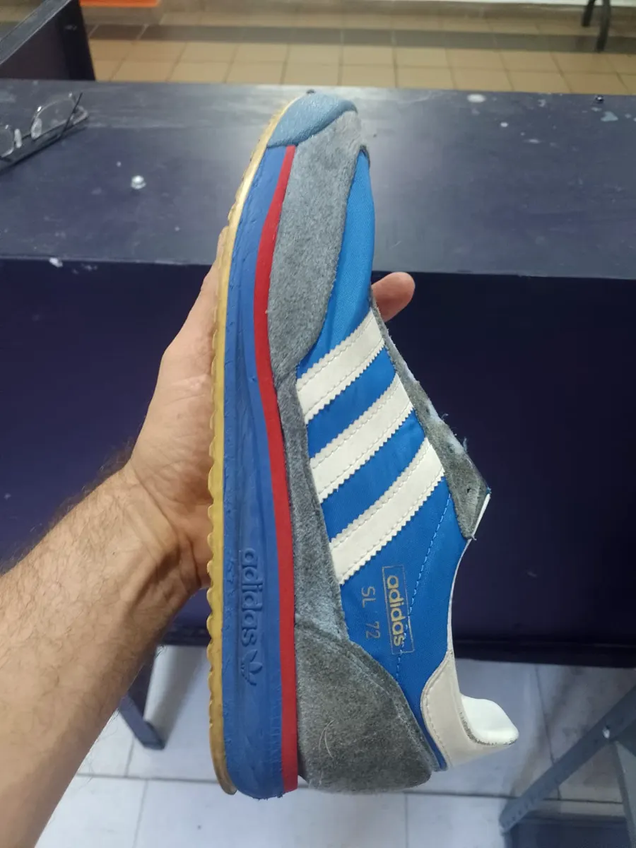 Tenis azules limpios, vista lateral