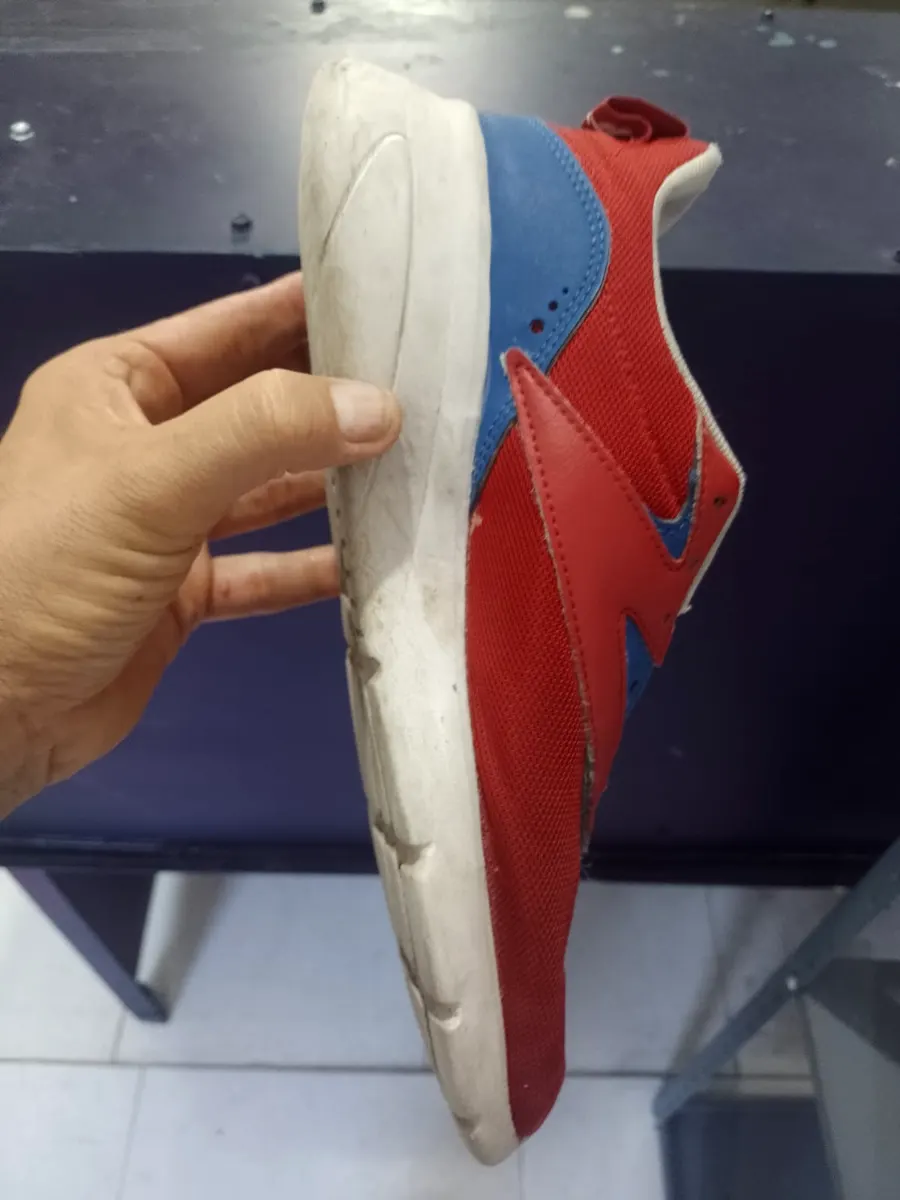 Tenis con suela blanca limpia